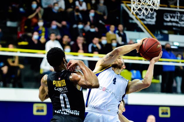 Keith HORNSBY ( 4 - Metropolitans 92 ) - PUNTER KEVIN ( 0 - Partizan Belgrade ) - BASKET : Metropolitans 92 vs Partizan Belgrade - Eurocup - 08 12 2021 FedericoPestellini Panoramic 