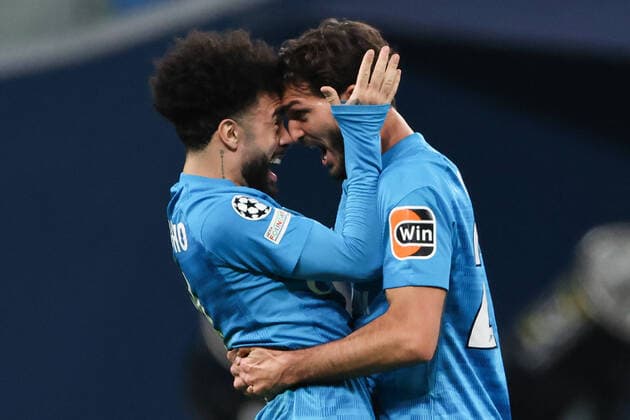 Sport Themen der Woche KW49 Sport Bilder des Tages ST PETERSBURG, RUSSIA - DECEMBER 8, 2021: Zenit St Petersburg s Claudinho (L) and Sardar Azmoun celebrate a goal scored against Chelsea in their 2021-22 UEFA Champions League Group H football match at Gazprom Arena; the teams drew 3-3. Peter Kovalev TASS  TS11B2EA