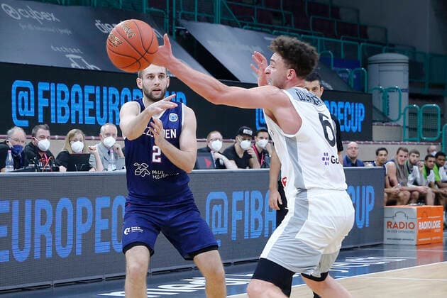 Basketball FIBA Europa Cup 1 Matchday Group I Round 2 at Oberfrankenhalle in Bayreuth Season 2021 2022 Medi Bayreuth vs ZZ Leiden Kevin Wohlrath Medi Bayreuth 6 right Maarten Bouwknecht ZZ Leiden 2 left