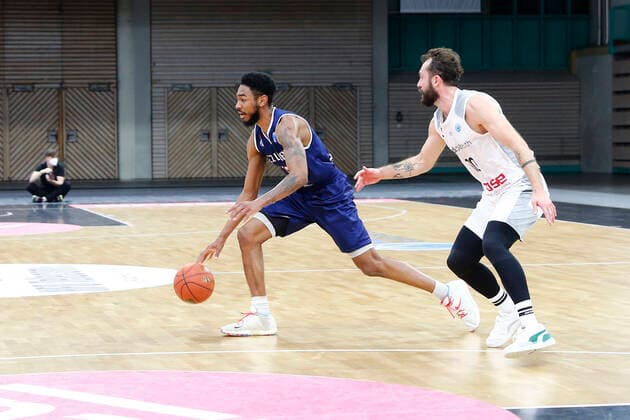 Basketball FIBA Europa Cup 1 Matchday Group I Round 2 at Oberfrankenhalle in Bayreuth Season 2021 2022 Medi Bayreuth vs ZZ Leiden Bastian Doreth Medi Bayreuth 10 right Jhonathan Dunn ZZ Leiden 12 left