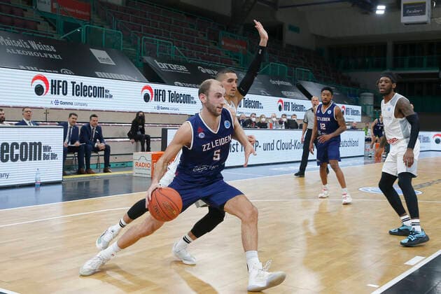 Basketball FIBA Europa Cup 1 Matchday Group I Round 2 at Oberfrankenhalle in Bayreuth Season 2021 2022 Medi Bayreuth vs ZZ Leiden Philip Jalalpoor Medi Bayreuth 7 right Marijn Ververs ZZ Leiden 5 left