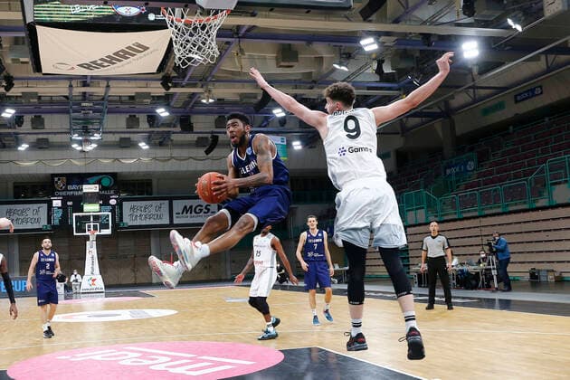 Basketball FIBA Europa Cup 1 Matchday Group I Round 2 at Oberfrankenhalle in Bayreuth Season 2021 2022 Medi Bayreuth vs ZZ Leiden Kay Bruhnke Medi Bayreuth 9 right Jhonathan Dunn ZZ Leiden 12 left