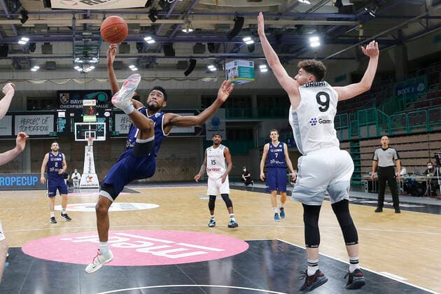 Basketball FIBA Europa Cup 1 Matchday Group I Round 2 at Oberfrankenhalle in Bayreuth Season 2021 2022 Medi Bayreuth vs ZZ Leiden Kay Bruhnke Medi Bayreuth 9 right Jhonathan Dunn ZZ Leiden 12 left