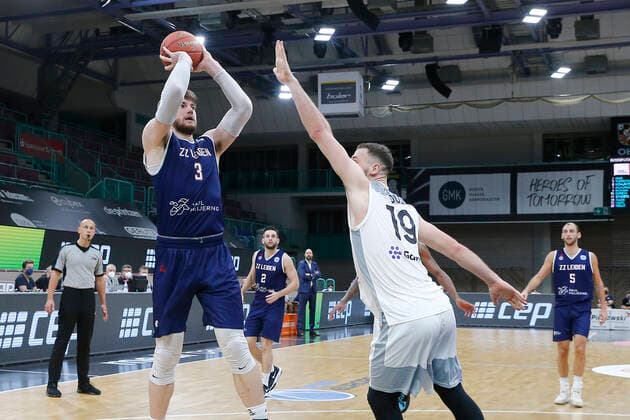 Basketball FIBA Europa Cup 1 Matchday Group I Round 2 at Oberfrankenhalle in Bayreuth Season 2021 2022 Medi Bayreuth vs ZZ Leiden Martynas Sajus Medi Bayreuth 19 right Asbjoern Midtgaard ZZ Leiden 3 left