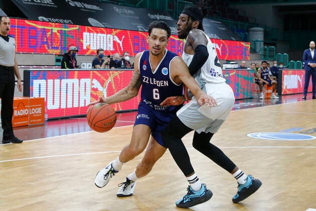 Basketball FIBA Europa Cup 1 Matchday Group I Round 2 at Oberfrankenhalle in Bayreuth Season 2021 2022 Medi Bayreuth vs ZZ Leiden Sacar Anim Medi Bayreuth 2 right Worthy De Jong ZZ Leiden 6 left