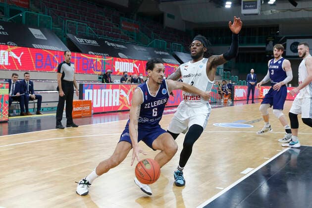 Basketball FIBA Europa Cup 1 Matchday Group I Round 2 at Oberfrankenhalle in Bayreuth Season 2021 2022 Medi Bayreuth vs ZZ Leiden Sacar Anim Medi Bayreuth 2 right Worthy De Jong ZZ Leiden 6 left