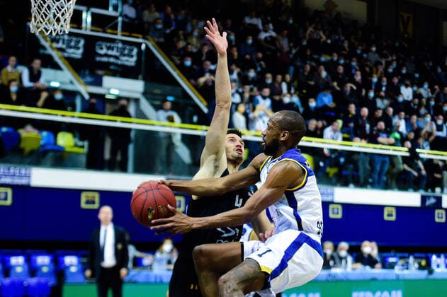 William CUMMINGS ( 1 - Metropolitans 92 ) - AVRAMOVIC ALEKSA ( 4 - Partizan Belgrade ) - BASKET : Metropolitans 92 vs Partizan Belgrade - Eurocup - 08 12 2021 FedericoPestellini Panoramic 