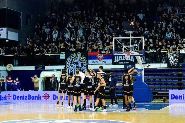 Joie des joueurs de l equipe de Partizan Belgrade apres sa victoire - BASKET : Metropolitans 92 vs Partizan Belgrade - Eurocup - 08 12 2021 FedericoPestellini Panoramic 