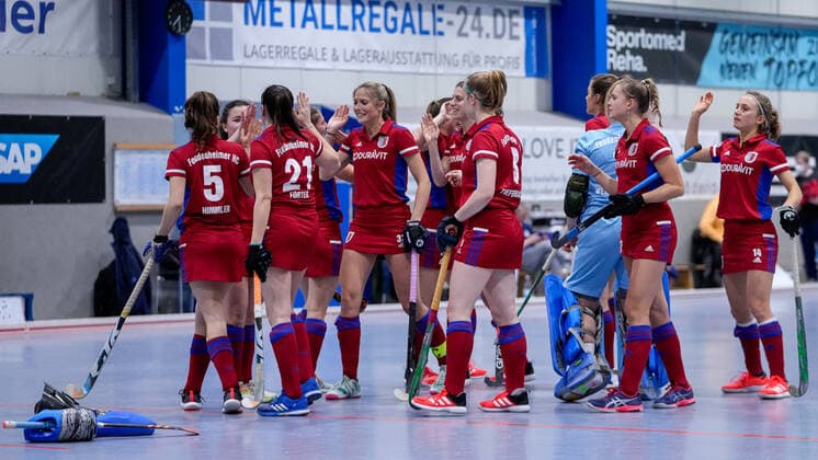 Players from Feudenheimer HC, high-five each other before the game, motivate themselves for the game, motivation, anticipation, confidence, confident, action, 08 12 2021, Mannheim Germany , indoor hockey, 1 Bundesliga Süd, Damen, Feudenheimer HC Mannheimer HC xozx