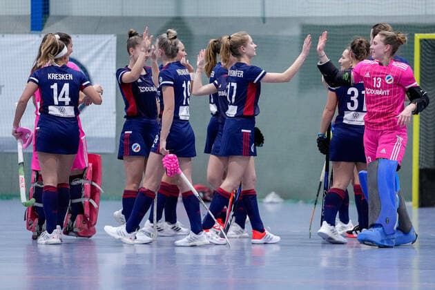 Players from Mannheimer HC MHC , high-five each other before the game, motivate themselves for the game, motivation, anticipation, confidence, confident, action, 08 12 2021, Mannheim Germany , indoor hockey, 1 Bundesliga Süd, Damen, Feudenheimer HC Mannheimer HC xozx