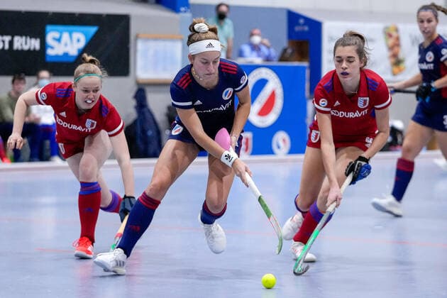 from left Sophie Tiefenbacher FHC, 8 , Aina Lilly Kresken MHC, 14 , Anna Uhlmann FHC, 68 , duel, tackle, tackling, dynamic, action, action, 08 12 2021, Mannheim Germany , indoor hockey, 1 Bundesliga Süd, women, Feudenheimer HC Mannheimer HC xozx