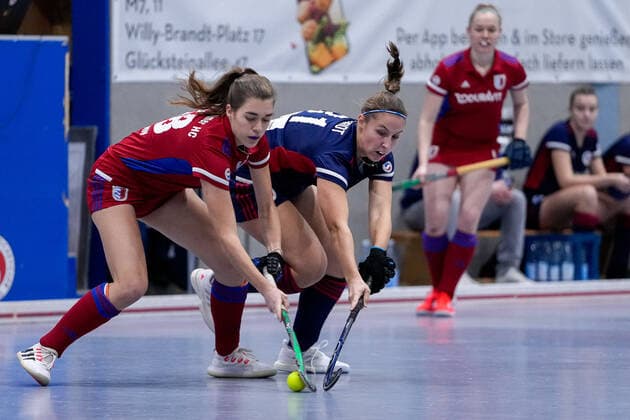 f le Anna Uhlmann FHC, 68 , Isabella Schmidt MHC, 31 , duel, duel scene, duel, tackle, tackling, dynamic, action, action, 08 12 2021, Mannheim Germany , indoor hockey, 1 Bundesliga Süd, women, Feudenheimer HC Mannheimer HC xozx