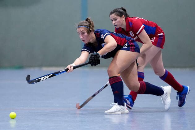 f le Isabella Schmidt MHC, 31 , Emma Förter FHC, 21 , Duel, duel, tackle, tackling, dynamic, action, action, 08 12 2021, Mannheim Germany , Indoor Hockey, 1 Bundesliga Süd, Women, Feudenheimer HC Mannheimer HC xozx