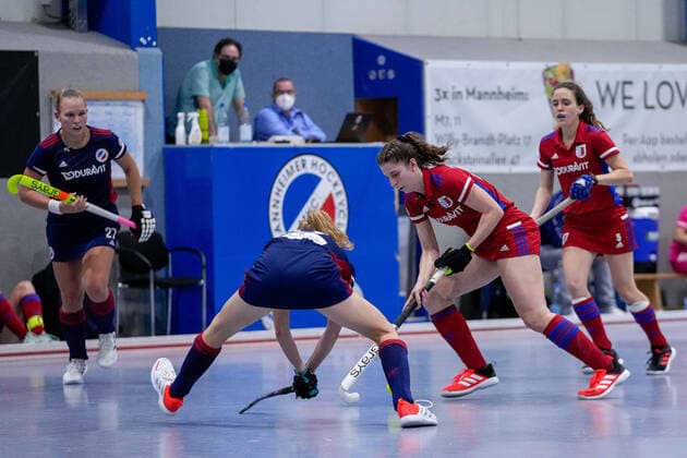 from left Stine Kurz MHC, 27 , Lisa Mayerhöfer MHC, 17 , Merle Sophie Knobloch FHC, 25 , Pauline Himmler FHC, 5 , duel, duel, tackle, tackling, dynamic, action, action, 08 12 2021, Mannheim Germany , indoor hockey, 1 Bundesliga Süd, women, Feudenheimer HC Mannheimer HC xozx