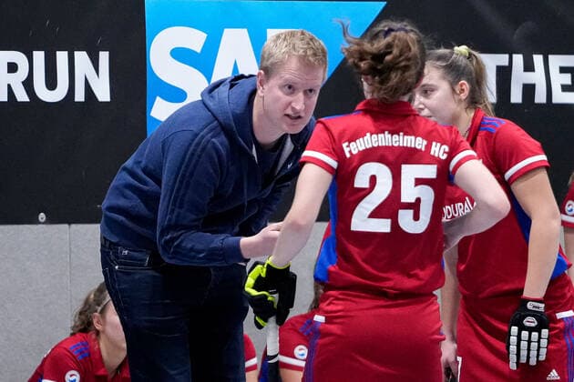 from left Christian Wittler coach, FHC in conversation with Merle Sophie Knobloch FHC, 25 and Antonia Hendrix FHC, 27 , players from Feudenheimer HC, action, game scene, 08 12 2021, Mannheim Germany , indoor hockey, 1 Bundesliga Süd, women, Feudenheimer HC Mannheimer HC xozx