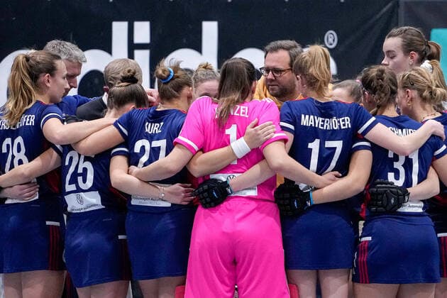 Nicklas Benecke coach, head coach, MHC gives his players last instructions before the game, players of Mannheimer HC MHC , 08 12 2021, Mannheim Germany , indoor hockey, 1 Bundesliga Süd, women, Feudenheimer HC Mannheimer HC xozx