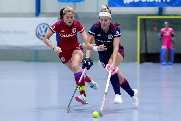 f le Denise Hechler FHC, 33 , Aina Lilly Kresken MHC, 14 , duel, tackle, tackling, dynamic, action, action, 08 12 2021, Mannheim Germany , indoor hockey, 1 Bundesliga Süd, women, Feudenheimer HC Mannheimer HC xozx
