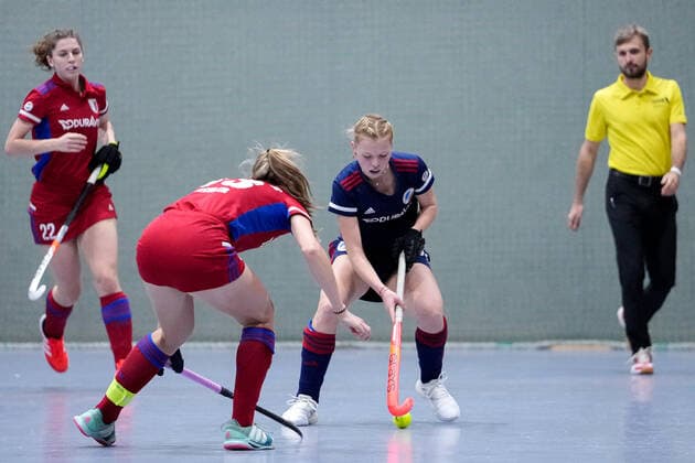 f le Denise Hechler FHC, 33 , Linda Bens MHC, 24 , action, game scene, 08 12 2021, Mannheim Germany , indoor hockey, 1 Bundesliga Süd, women, Feudenheimer HC Mannheimer HC xozx