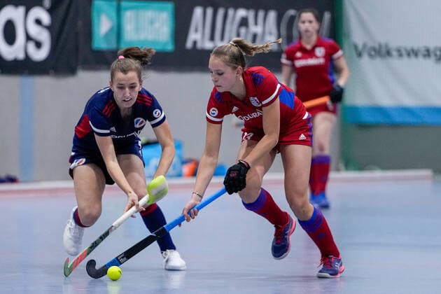 f le Nadine Kanler MHC, 4 , Jule Koßwig FHC, 83 , duel, duel scene, duel, tackle, tackling, dynamic, action, action, 08 12 2021, Mannheim Germany , indoor hockey, 1 Bundesliga Süd, women, Feudenheimer HC Mannheimer HC xozx