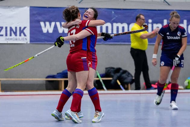 from left Luzie Nohr FHC, 17 and scorer Luisa Höfling Conradi FHC, 18 , players of Feudenheimer HC, celebrate the goal, goal, celebration, celebration about the goal, optimistic, game scene, highlight, action, action, 08 12 2021, Mannheim Germany , indoor hockey, 1 Bundesliga Süd, women, Feudenheimer HC Mannheimer HC xozx