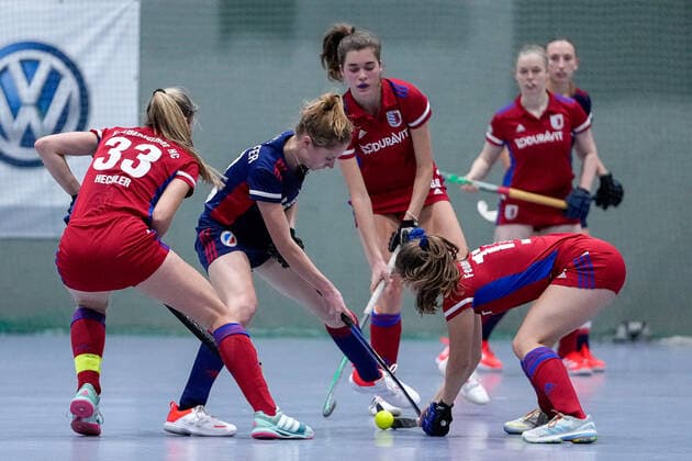 from left Denise Hechler FHC, 33 , Lisa Mayerhöfer MHC, 17 , Anna Uhlmann FHC, 68 , Luzie Nohr FHC, 17 , duel, game scene, duel, tackle, tackling, dynamic, action, action, 08 12 2021, Mannheim Germany , indoor hockey, 1 Bundesliga Süd, women, Feudenheimer HC Mannheimer HC xozx