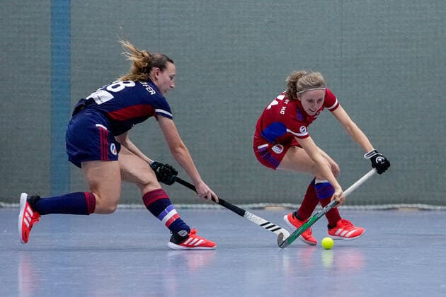 f le Charlotte Gerstenhöfer MHC, 28 , Jule Reimold FHC, 14 , duel, tackle, tackling, dynamic, action, action, 08 12 2021, Mannheim Germany , indoor hockey, 1 Bundesliga Süd, women, Feudenheimer HC Mannheimer HC xozx