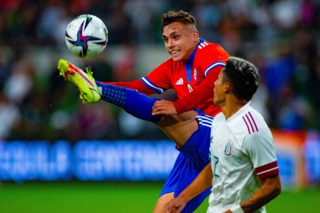 Carlos Uriel Antuna (R) of Mexico disputes the ball with Benjamin Kuscevic of Chile, during a friendly preparation match today, at the Q2 Stadium, in Austin, United States, 09 December 2021. EFE Carlos Eduardo Ramirez Mexico vs Chile !ACHTUNG: NUR REDAKTIONELLE NUTZUNG!  Copyright: xCarlosxEduardoxRamírezx AME3338 20211209-fcf7e85e6ad7ac53c10059e2812e86f45360c4f0
