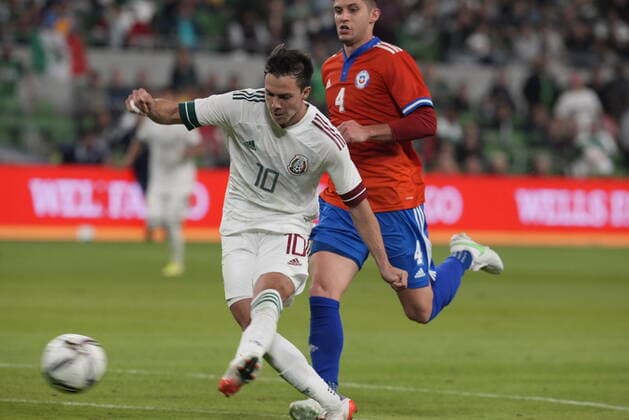 December 8, 2021, Austin, Texas, USA: FRANCISCO REYES (10) of Mexico takes a shot on the Chile goal while BENJAMIN KUSCEVIC (4) of Chile follows in the second half of the Mexico vs. Chile soccer friendly at Q2 Stadium in Austin, Texas. The teams managed to tie, 2-2 at the end of regulation time. Austin USA - ZUMAd150 20211208_znp_d150_004 Copyright: xBobxDaemmrichx