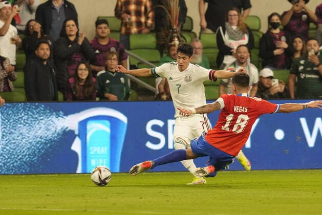 December 8, 2021, Austin, Texas, USA: CARLOS ROMERO (7) of Mexico tries to kick toward the Chilean goal as SEBASTIAN VEGAS (18) of Chile defends in the second half of a Mexico vs. Chile soccer friendly at Q2 Stadium in Austin, Texas. Austin USA - ZUMAd150 20211208_znp_d150_005 Copyright: xBobxDaemmrichx
