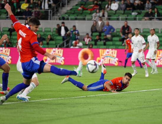 December 8, 2021: Chile defender SEBASTIAN VEGAS (18) looks on as defender BENJAMIN KUSCEVIC (4) attempts to take a shot during an International Friendly, Länderspiel, Nationalmannschaft soccer match between Mexico and Chile on December 8, 2021 in Austin, Texas. - ZUMAc201 20211208_zap_c201_013 Copyright: xScottxColemanx