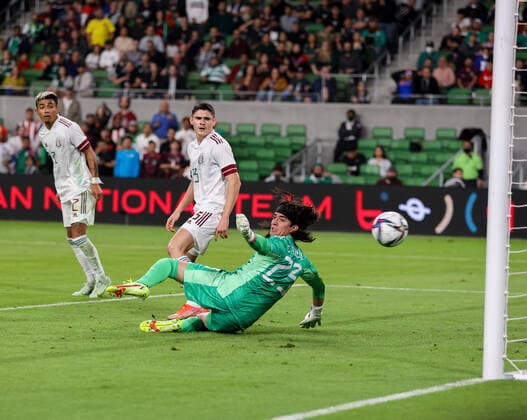 Sport Bilder des Tages December 8, 2021: Mexico goalkeeper CARLOS ACEVEDO LOPEZ (23) watches as a shot from Chile midfielder MACELO ALLENDE (13) goes into the net for an equalizing goal in the 86th minute of an International Friendly, Länderspiel, Nationalmannschaft soccer match between Mexico and Chile on December 8, 2021 in Austin, Texas. - ZUMAc201 20211208_zap_c201_024 Copyright: xScottxColemanx