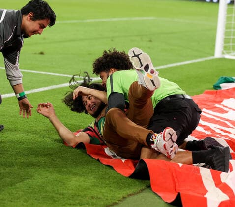 December 9, 2021: Stadium security tackles a supporter who rushes the field after an International Friendly, Länderspiel, Nationalmannschaft soccer match between Mexico and Chile on December 8, 2021 in Austin, Texas. - ZUMAc201 20211209_zap_c201_002 Copyright: xScottxColemanx