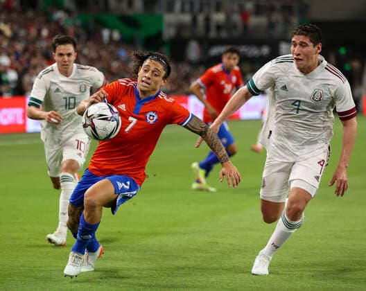 December 8, 2021: Chile forward JOAQUIN MONTECINOS (7) chases the ball to the touch line during an International Friendly, Länderspiel, Nationalmannschaft soccer match between Mexico and Chile on December 8, 2021 in Austin, Texas. - ZUMAc201 20211208_zap_c201_036 Copyright: xScottxColemanx