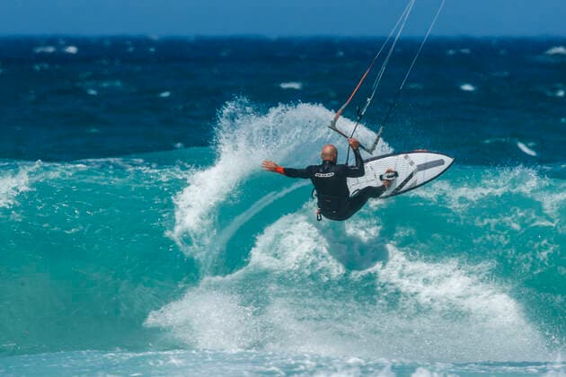Sport Themen der Woche KW49 Sport Bilder des Tages Cape Town: South Africa on December, 8, 2021, (Photo by Juergen Tap), Ralf Bachschuster kiting Haakgat Ralf Bachschuster kitesurfing Whitsands, Misty Cliffs Cape Town South Africa *** Cape Town South Africa on December, 8, 2021, Photo by Juergen Tap , Ralf Bachschuster kiting Haakgat Ralf Bachschuster kitesurfing Whitsands, Misty Cliffs Cape Town South Africa