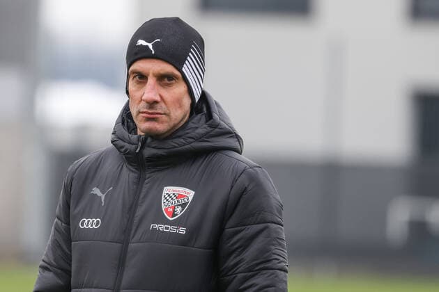 2 BL FC Ingolstadt 04 training, new head coach Rüdiger Rehm, press conference, head coach Rüdiger Rehm FCI conducts first training, observes the players 2 Bundesliga FC Ingolstadt 04 season 2021 2022 head coach Rüdiger Rehm