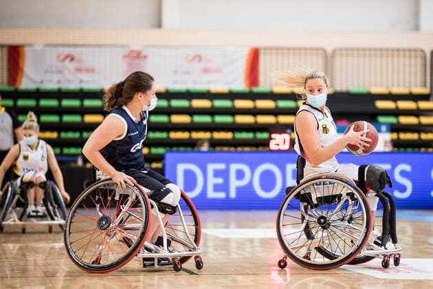 European Championship Wheelchair Basketball 09 12 2021 MADRID, SPAIN December 9 Wheelchair Basketball, Germany vs Great Britain Women on Day 6 of the European Championship Wheelchair Basketball at Polid Municipal Francisco Fernandez Ochoa on 09 12 2021 in Madrid, Spain Helen Freeman Great Britain, 7 , Svenja Mayer Germany, 13 Copyright: xBEAUTIFULxSPORTS Wunderlx