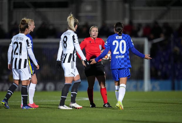 Referee Sara Persson books Sam Kerr of Chelsea for confronting a pitch invader during the UEFA Women s Champions League match between Chelsea Women and Juventus at the Kingsmeadow Stadium, Kingston, England on 8 December 2021. Copyright: xAndyxRowlandx PMI-4604-0020