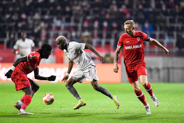 Olympiacos Henry Onyekuru and Antwerp s Ritchie De Laet fight for the ball during an Europa League game between Belgian soccer team Royal Antwerp FC and Greek soccer team Olympiacos F.C., Thursday 09 December 2021, in Antwerp, Belgium, on the sixth and last day in Group D of the UEFA Europa League group stage. TOMxGOYVAERTS  x3152730x