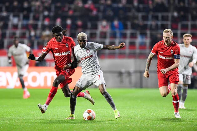 Antwerp s Pierre Junior Dwomoh and Olympiacos Henry Onyekuru fight for the ball during an Europa League game between Belgian soccer team Royal Antwerp FC and Greek soccer team Olympiacos F.C., Thursday 09 December 2021, in Antwerp, Belgium, on the sixth and last day in Group D of the UEFA Europa League group stage. TOMxGOYVAERTS  x3152735x