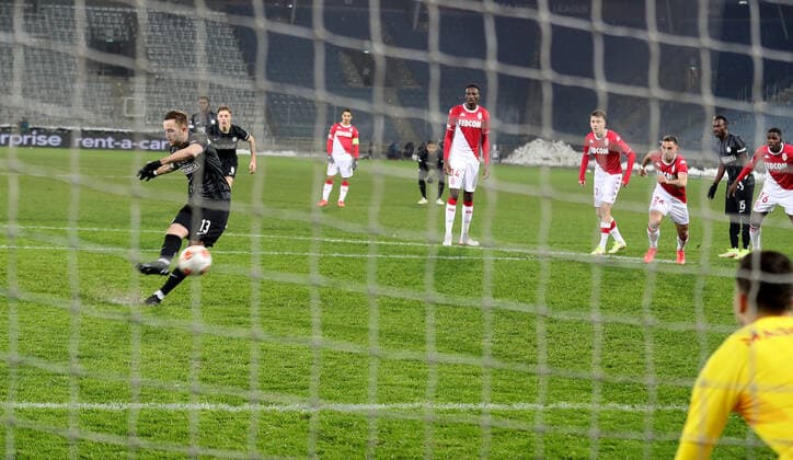 SOCCER - UEFA EL, Sturm vs Monaco GRAZ,AUSTRIA,09.DEC.21 - SOCCER - UEFA Europa League, group stage, SK Sturm Graz vs AS Monaco. Image shows Jakob Jantscher (Sturm) and Radoslaw Majecki (Monaco). keywords: goal.  GEPAxpictures xMJxPaul