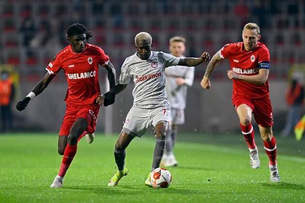 ANTWERPEN, BELGIUM - DECEMBER 09 : Henry Onyekuru forward of Olympiacos FC is challenged by Ritchie De Laet defender of Antwerp FC and Pierre Junior Dwomoh forward of Antwerp FC during the UEFA Europa League Group Stage - Group D match between Antwerp FC and Olympiacos FC at the Bosuil stadium on December 09, 2021 in Antwerpen, Belgium, 9 12 2021 ( Antwerp FC v Olympiacos FC : UEFA Europa League PhotoNews Panoramic 