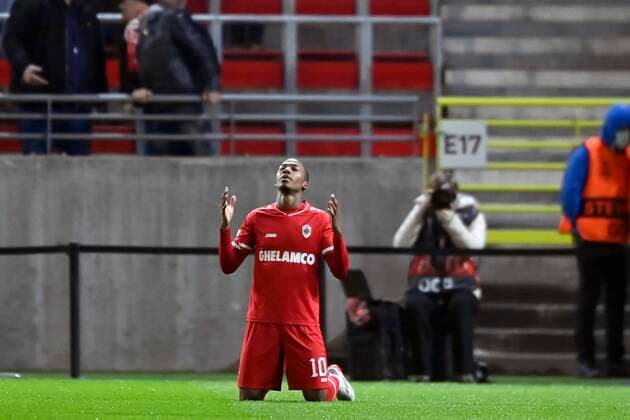 ANTWERPEN, BELGIUM - DECEMBER 09 : Michel-Ange Balikwish forward of Antwerp FC raises his hands after scoring the opening goal during the UEFA Europa League Group Stage - Group D match between Antwerp FC and Olympiacos FC at the Bosuil stadium on December 09, 2021 in Antwerpen, Belgium, 9 12 2021 ( Antwerp FC v Olympiacos FC : UEFA Europa League PhotoNews Panoramic 