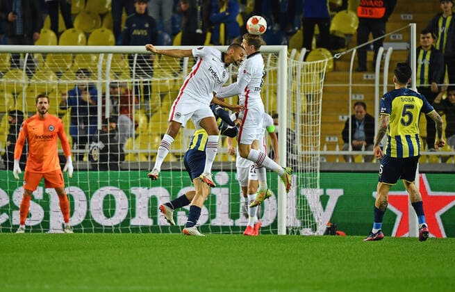 09 12 2021, xjhx, football UEFA Europa League, Fenerbahce Istanbul Eintracht Frankfurt emspor, v l Djibril Sow Eintracht Frankfurt Kristijan Jakic Eintracht Frankfurt header DFL DFB REGULATIONS PROHIBIT ANY USE OF PHOTOGRAPHS as IMAGE SEQUENCES and or QUASI VIDEO Istanbul