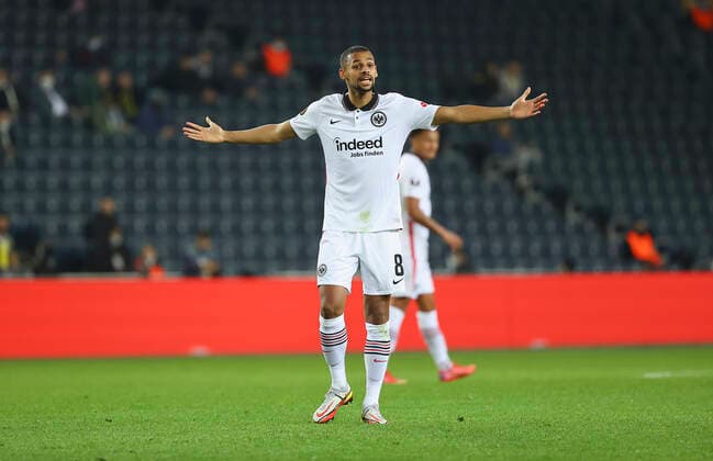 09 12 2021, Football UEFA Europa League, Fenerbahce SK Istanbul Eintracht Frankfurt, emonline, emspor, v l , Djibril Sow Eintracht Frankfurt gives instructions, gestures, gesticulate with arms gives instructions, gesticulate DFL DFB REGULATES PROHIBIT ANY USE OF PHOTOGRAPHS AS IMAGE SEQUENCES AND OR QUASI VIDEO xdcx Copyright: HMBxMedia Claus
