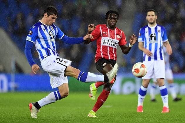 SAN SEBASTIAN lr Robin Le Normand of Real Sociedad, Bruma or PSV Eindhoven during the UEFA Europa League match between Real Sociedad and PSV Eindhoven at Estadio de Anoeta on December 9, 2021 in San Sebastian, Spain ANP OLAF KRAAK UEFA Europa League 2021 2022 xVIxANPxSportx xxANPxIVxx 441832490