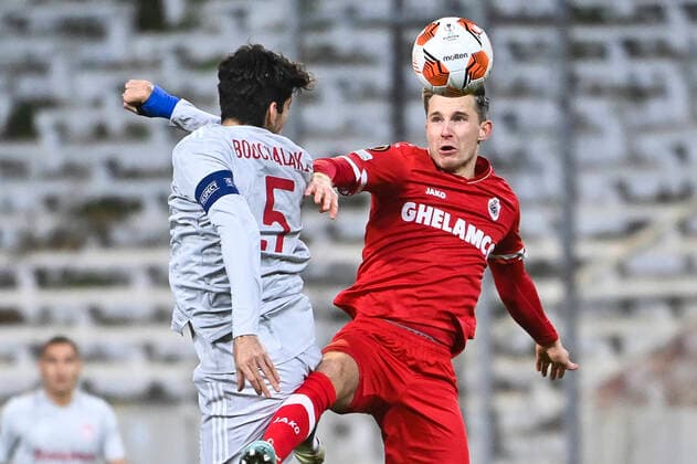 Olympiacos Andreas Bouchalakis and Antwerp s Johannes Eggestein fight for the ball during an Europa League game between Belgian soccer team Royal Antwerp FC and Greek soccer team Olympiacos F.C., Thursday 09 December 2021, in Antwerp, Belgium, on the sixth and last day in Group D of the UEFA Europa League group stage. LAURIExDIEFFEMBACQ  x3152767x