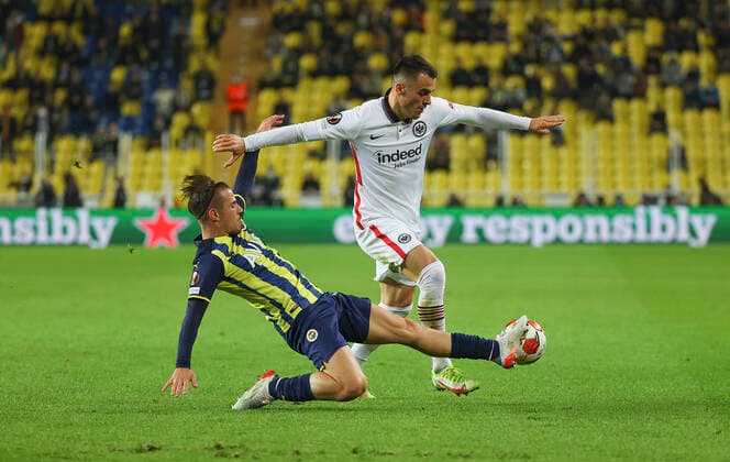 09 12 2021, Football UEFA Europa League, Fenerbahce SK Istanbul Eintracht Frankfurt, emonline, emspor, v l , Dimitrios Pelkas Fenerbahce Istanbul , Filip Kostic Eintracht Frankfurt DFL DFB REGULATIONS PROHIBIT ANY USE OF PHOTOGRAPHS AS IMAGE SEQUENCES AND OR QUASI VIDEO xdcx Copyright: HMBxMedia Claus