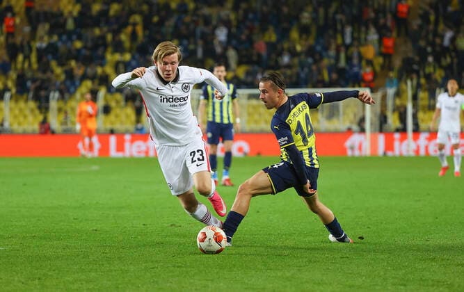 09 12 2021, Football UEFA Europa League, Fenerbahce SK Istanbul Eintracht Frankfurt, emonline, emspor, v l , Jens Petter Hauge Eintracht Frankfurt , Dimitrios Pelkas Fenerbahce Istanbul DFL DFB REGULATIONS PROHIBIT ANY USE OF PHOTOGRAPHS AS IMAGE SEQUENCES AND OR QUASI VIDEO xdcx Copyright: HMBxMedia Claus