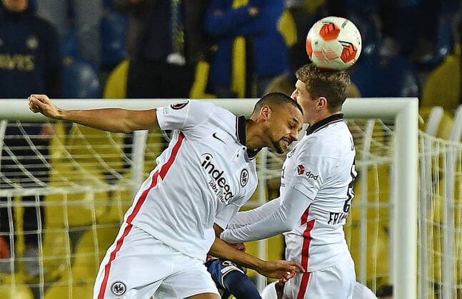 09 12 2021, xjhx, football UEFA Europa League, Fenerbahce Istanbul Eintracht Frankfurt emspor, v l Djibril Sow Eintracht Frankfurt Kristijan Jakic Eintracht Frankfurt header DFL DFB REGULATIONS PROHIBIT ANY USE OF PHOTOGRAPHS as IMAGE SEQUENCES and or QUASI VIDEO Istanbul