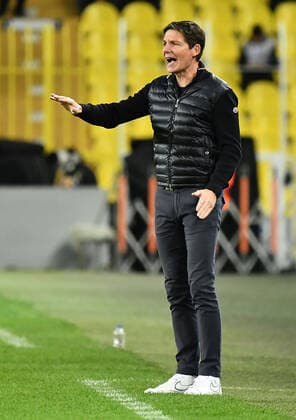 09 12 2021, xjhx, football UEFA Europa League, Fenerbahce Istanbul Eintracht Frankfurt emspor, v l coach Oliver Glasner Eintracht Frankfurt zautz gestures gives instructions DFL DFB REGULATES PROHIBIT ANY USE OF PHOTOGRAPHS as IMAGE SEQUENCES and or QUASI VIDEO Istanbul